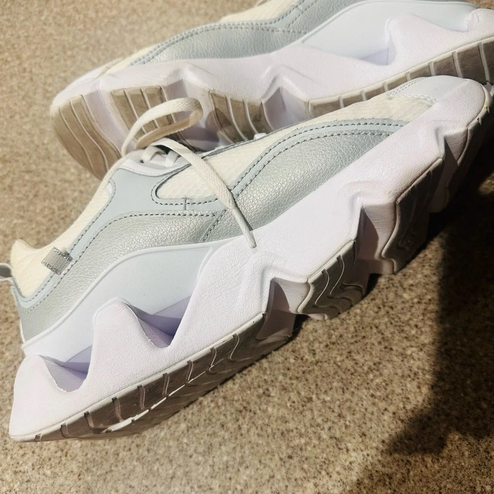 Nike Ryz Women's white and grey gym running shoes 10